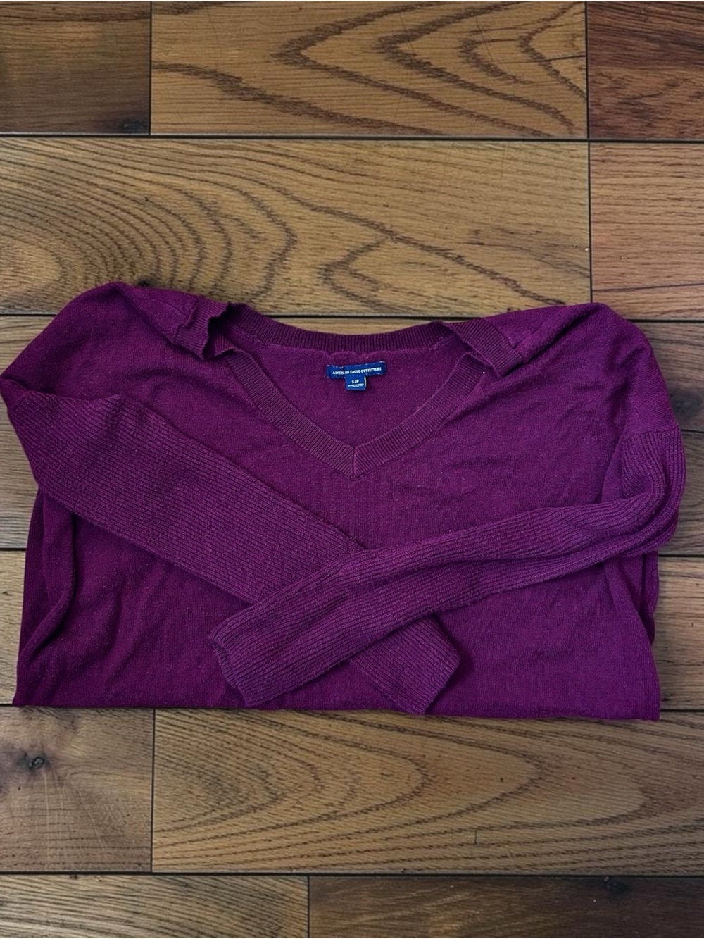 American Eagle Outfitters Women’s Burgundy V Neck Lightweight Sweater Size S
